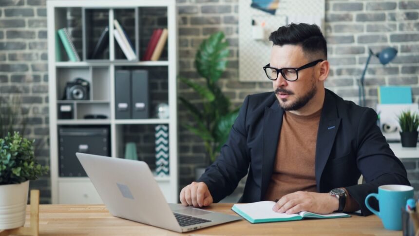 Cpf : jusqu’à 200 € de plus en 2027 pour une formation validée dès le 2 octobre Un homme en lunettes travaille sur un ordinateur portable dans un bureau avec des plantes et des étagères