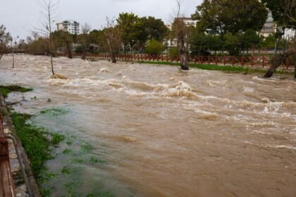 Rivière en crue qui déborde sur les chemins d'un parc après de fortes pluies