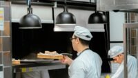 Cauchemar en cuisine à bon-encontre : le restaurant de levana et olivier a fermé Cuisiniers au travail dans la cuisine d'un restaurant