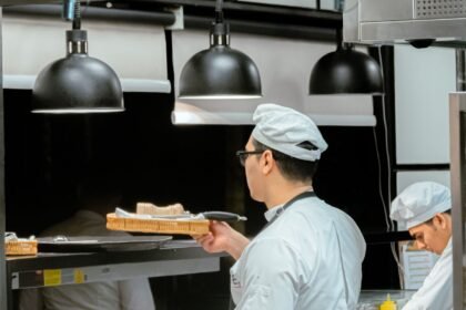Cuisiniers au travail dans la cuisine d'un restaurant