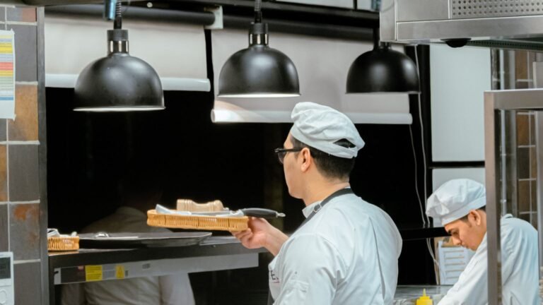 Cauchemar en cuisine à bon-encontre : le restaurant de levana et olivier a fermé Cuisiniers au travail dans la cuisine d'un restaurant