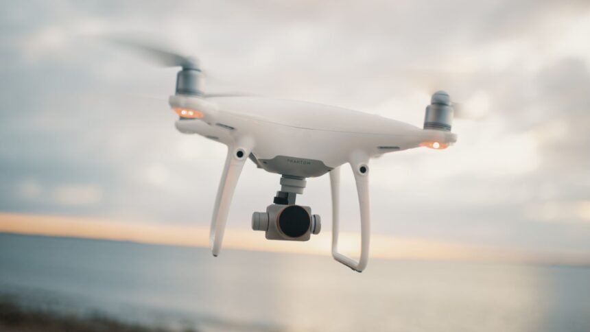 Drones à toulon : la base navale survolée, enquête ouverte Drones à Toulon : la base navale survolée, enquête ouverte