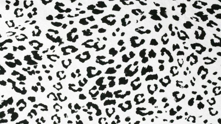 Tissu à motif léopard noir et blanc