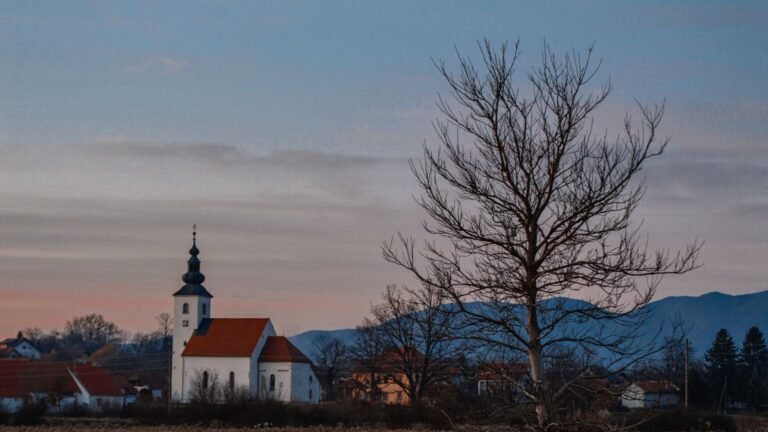 Village de campagne au crépuscule