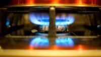 Flamme bleue sur un brûleur de cuisinière à gaz