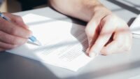 Gel des tarifs mutuelle censuré : que devient votre hausse 2026? Gel des tarifs mutuelle censuré : que devient votre hausse 2026 ?
