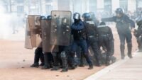 Policiers en tenue anti-émeute lors d’une manifestation, illustration