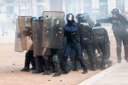 Policiers en tenue anti-émeute lors d’une manifestation, illustration