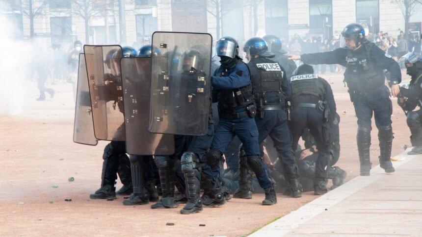 Grenoble : 51 interpellations après les pillages du 17 octobre Policiers en tenue anti-émeute lors d’une manifestation, illustration