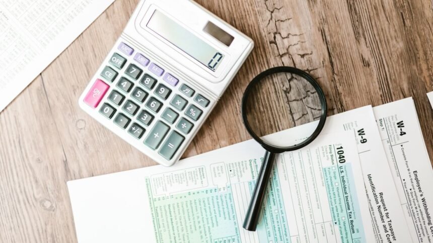 Ij en ald : la commission supprime l'impôt de 50 %, séance publique le 13 octobre Calculatrice et loupe posées sur des documents fiscaux
