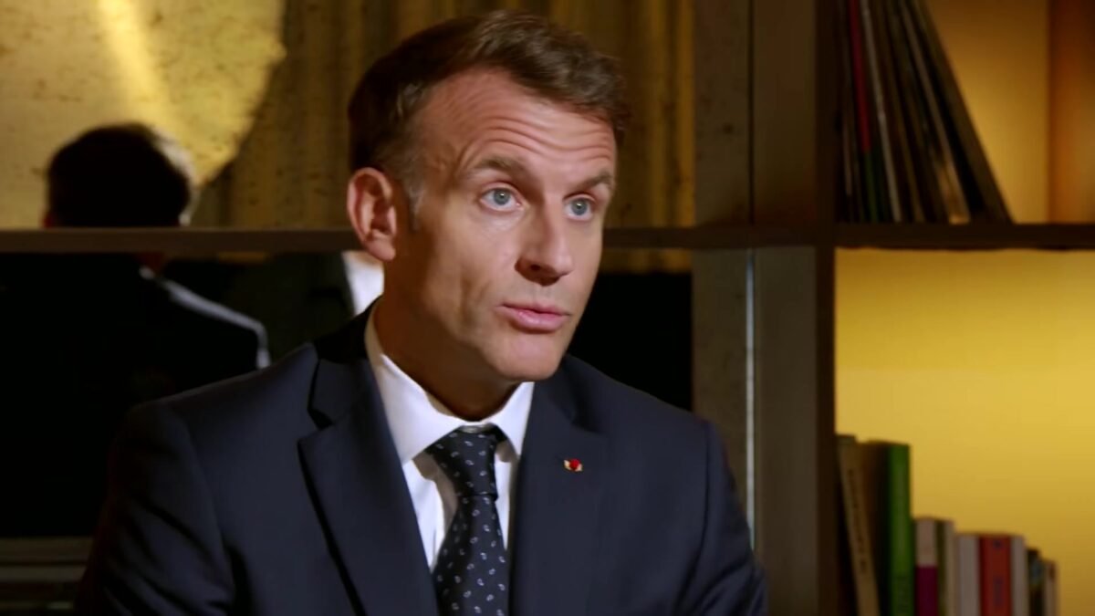 Coupure des réseaux sociaux : Macron dit « non » mais admet des « discussions »
