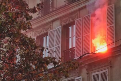 Flammes et fumée à la fenêtre d'un immeuble, photo d'illustration