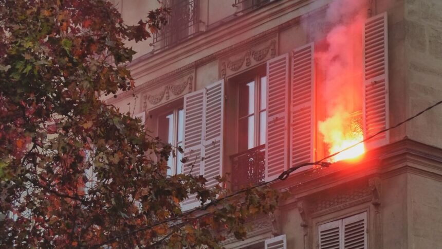 Incendie à laval : des habitants intoxiqués, deux logements détruits Flammes et fumée à la fenêtre d'un immeuble, photo d'illustration