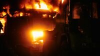 Incendie de nuit : un bâtiment en flammes
