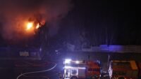 Incendie à l'université de rouen : la façade et le toit de l'ufr de lettres détruits Pompiers et engins devant un bâtiment en feu, de nuit