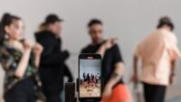 Incroyable talent : m6 consacre mercredi 21 octobre une soirée aux créateurs tiktok Créateurs de contenu filmant une chorégraphie au smartphone