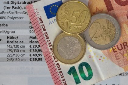 Inflation 3,1 % en septembre : gazole +44,1 % sur un an (insee) Pièces et billets en euros posés sur une liste de prix