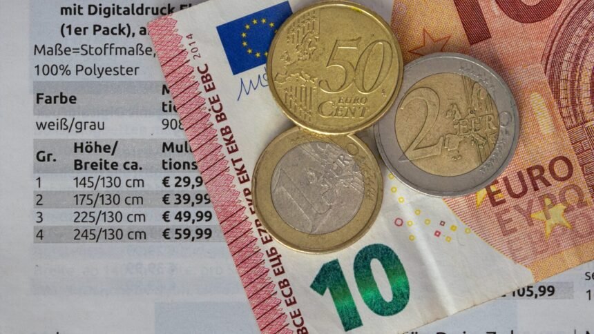 Inflation 3,1 % en septembre : gazole +44,1 % sur un an (insee) Pièces et billets en euros posés sur une liste de prix