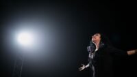 Isabella star academy : 20 ans, essonne, immunisée le 17 octobre Chanteuse sur scène sous un projecteur