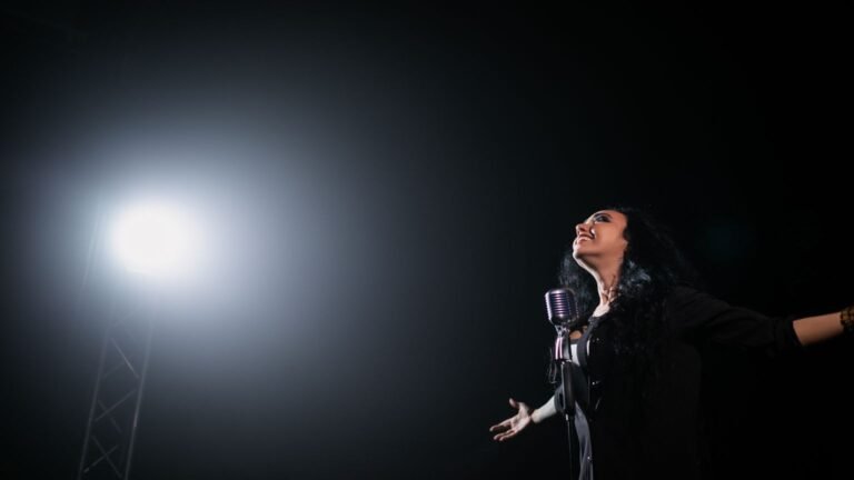Chanteuse sur scène sous un projecteur