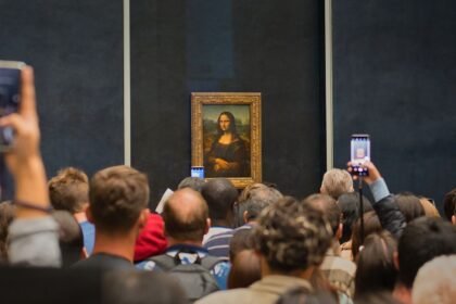 Visiteurs devant La Joconde de Léonard de Vinci au Louvre