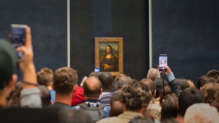 Les aventurières : trois épisodes lundi sur france 2, saison 2 non annoncée Visiteurs devant La Joconde de Léonard de Vinci au Louvre