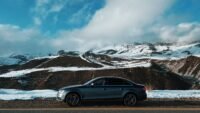 Voiture sur une route enneigée de montagne, équipements hiver obligatoires
