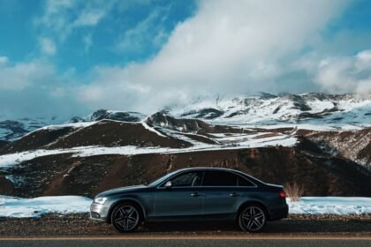 Voiture sur une route enneigée de montagne, équipements hiver obligatoires