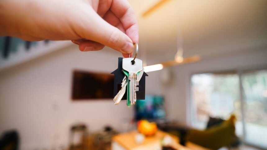 Loyers : irl à 148,06 (+1,57 %), calculez votre hausse maximale Une main tient un trousseau de clés dans un intérieur moderne et lumineux