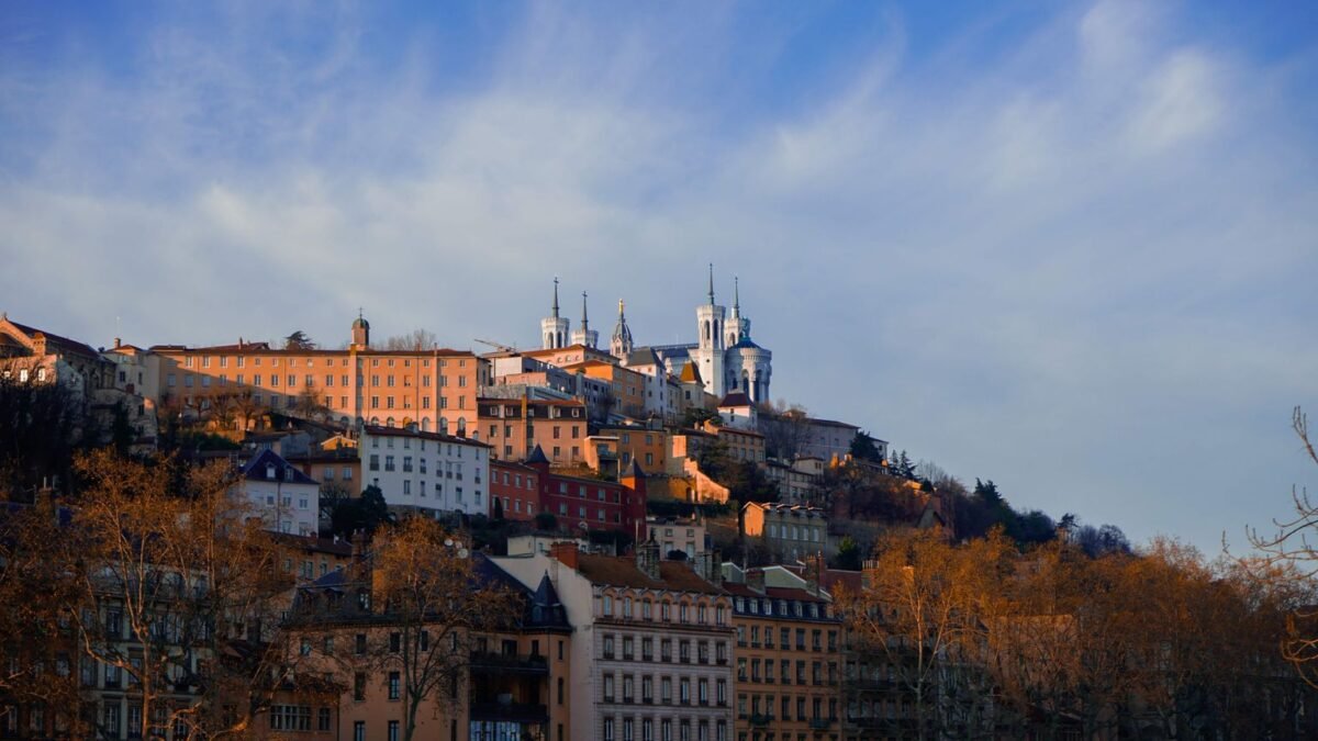 Vue du Vieux-Lyon et de la basilique de Fourvière, en soirée