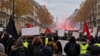 Direct. Mobilisation du 17 octobre : cortèges, incidents et transports en temps réel Illustration : manifestation contre la vie chère dans une avenue de Paris