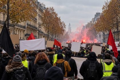 Illustration : manifestation contre la vie chère dans une avenue de Paris