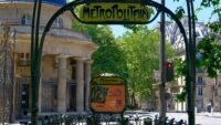 Manifestation du 13 octobre à paris : métro rue du bac et varenne fermés dès 9 h Entrée de métro parisien de style Art nouveau sous les arbres