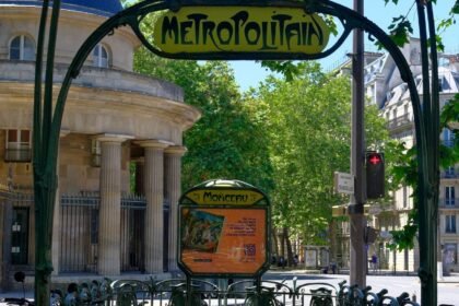 Entrée de métro parisien de style Art nouveau sous les arbres