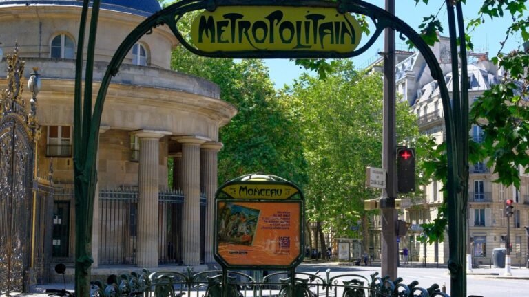 Manifestation du 13 octobre à paris : métro rue du bac et varenne fermés dès 9 h Entrée de métro parisien de style Art nouveau sous les arbres