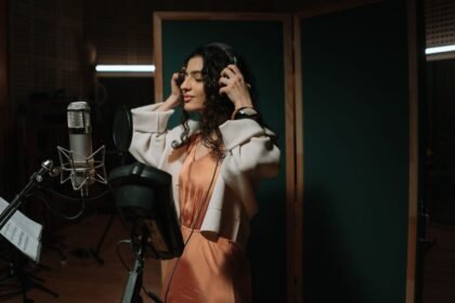 Chanteuse avec casque devant un micro dans un studio d'enregistrement
