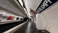 Quai vide d'une station du métro parisien