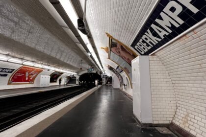 Quai vide d'une station du métro parisien