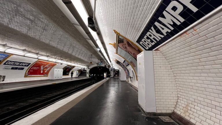 Quai vide d'une station du métro parisien