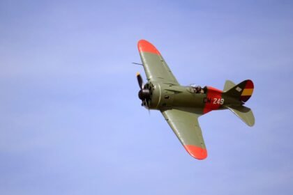 Chasseur en vol dans un ciel bleu, illustration