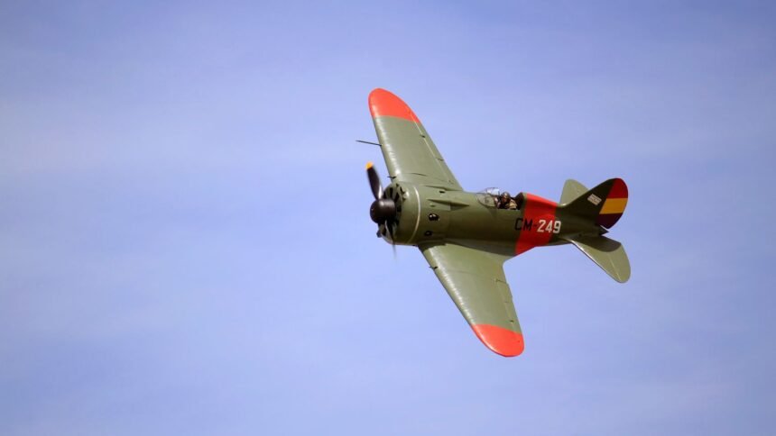 Chasseur en vol dans un ciel bleu, illustration