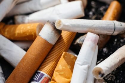 Mois sans tabac : mégots de cigarettes dans un cendrier