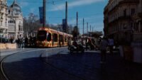 Montpellier samedi : manifestation à 14 h place de la comédie, tram et bus perturbés Un tramway circule dans une rue animée de Montpellier