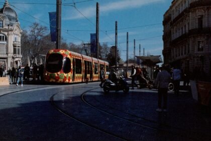 Un tramway circule dans une rue animée de Montpellier
