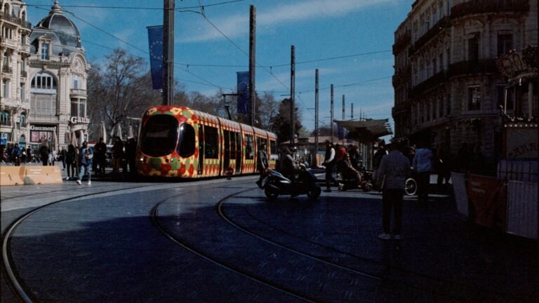 Montpellier samedi : manifestation à 14 h place de la comédie, tram et bus perturbés Un tramway circule dans une rue animée de Montpellier
