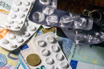 Plaquettes de médicaments posées sur des billets en euros, illustration des dépenses de santé
