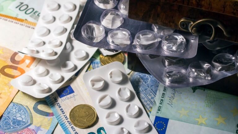 Mutuelles : taxe de 2,05 % supprimée en commission, vérifiez votre tarif Plaquettes de médicaments posées sur des billets en euros, illustration des dépenses de santé