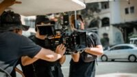 Paramount finalise le rachat de warner : le nouveau groupe s'appelle skydance Caméra de cinéma sur un tournage