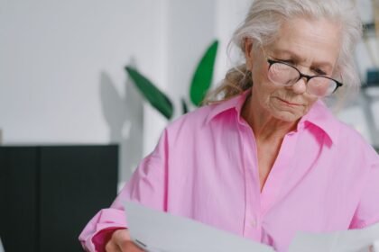 Pension de réversion du régime général : une femme âgée lit un document à son bureau