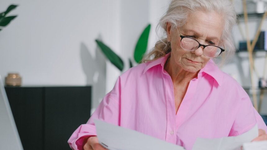 Réversion régime général : 54 % de la pension, plafond de 25 001,60 € seul Pension de réversion du régime général : une femme âgée lit un document à son bureau